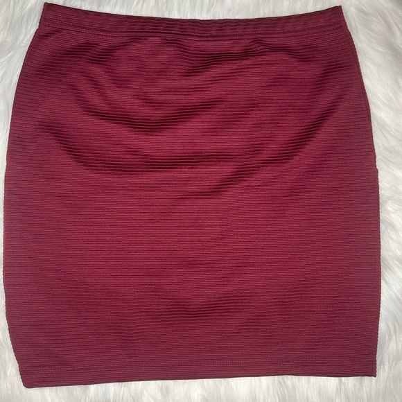 Early 2000’s Vintage Maroon mini skirt - Picture 5 of 6